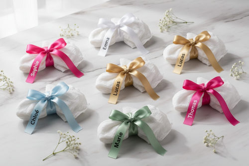 Rubans personnalisés multicolores noués autour de serviettes - marque place mariage et baptême